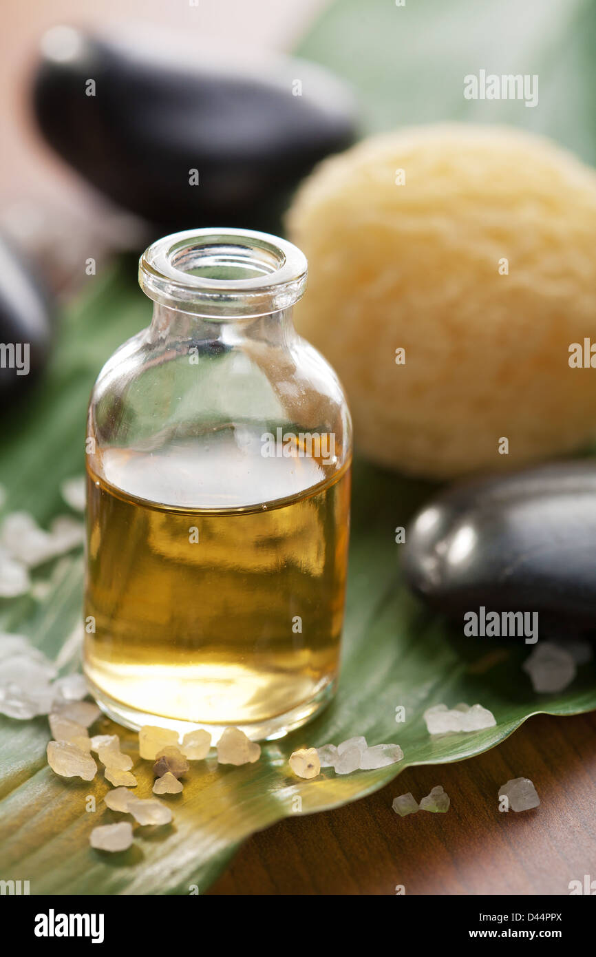 Olio essenziale e pietre Foto Stock