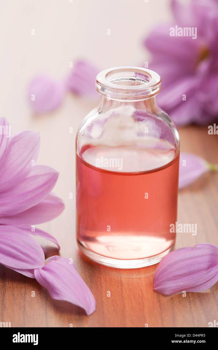 Olio essenziale e fiori Foto Stock
