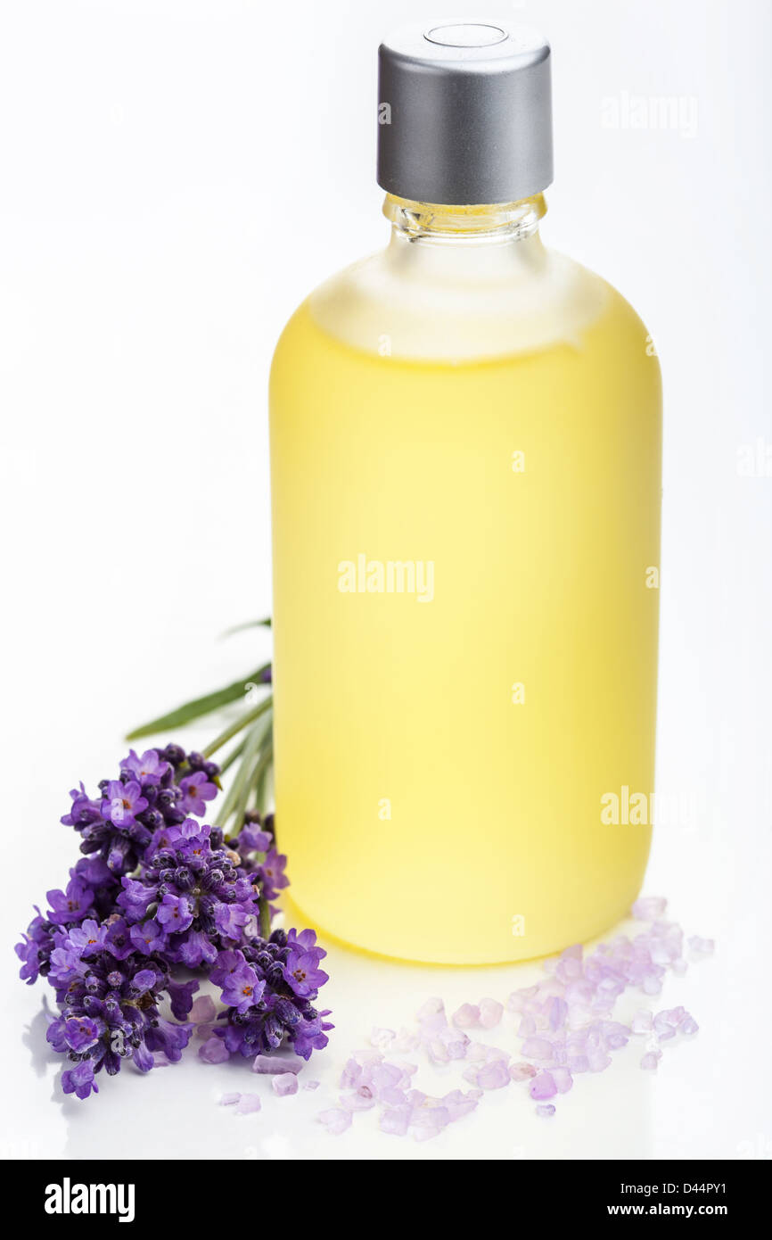 Olio essenziale di lavanda e fiori su bianco Foto Stock