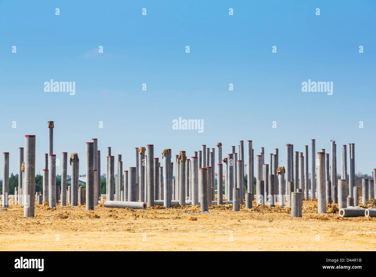 Fondazione conficcando pali in nuovo sito in costruzione Foto Stock