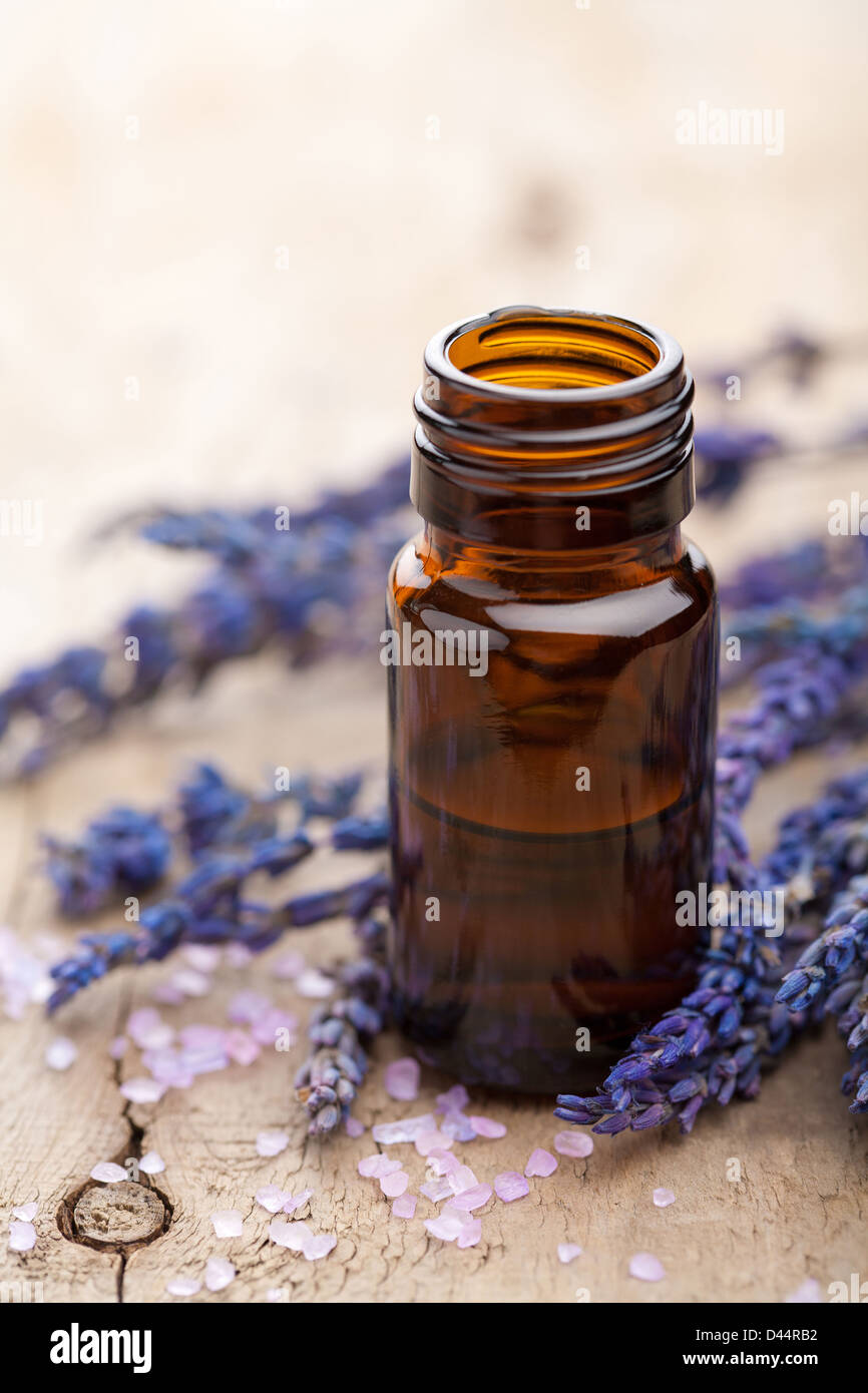 Olio essenziale di lavanda e fiori Foto Stock