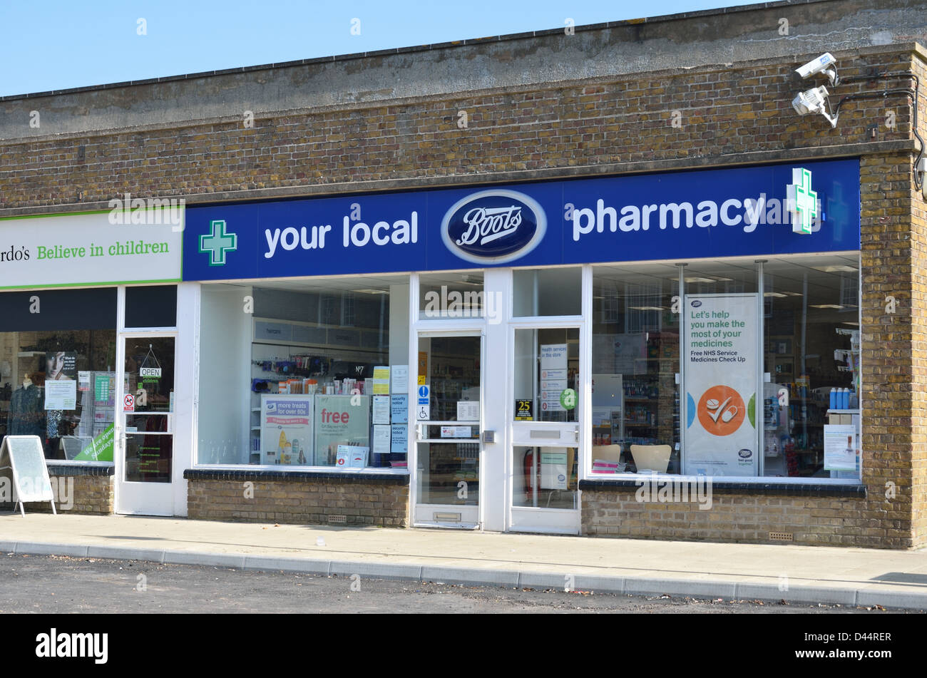 Stivali farmacia piccola filiale locale Foto Stock