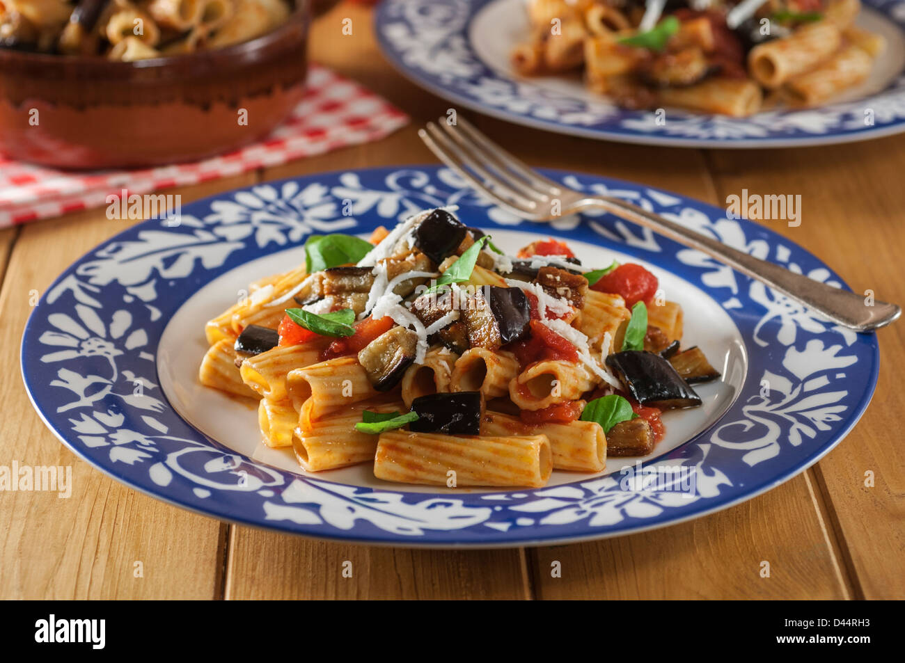 Tortiglioni alla Norma melanzana e un piatto di pasta in Sicilia Foto Stock