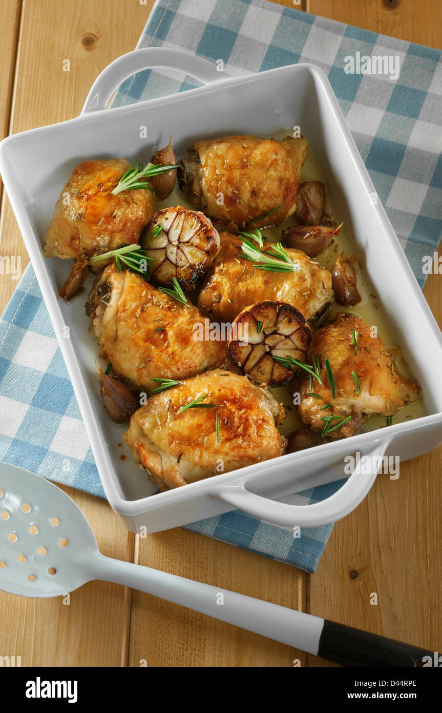 Pollo arrosto con rosmarino e aglio Foto Stock