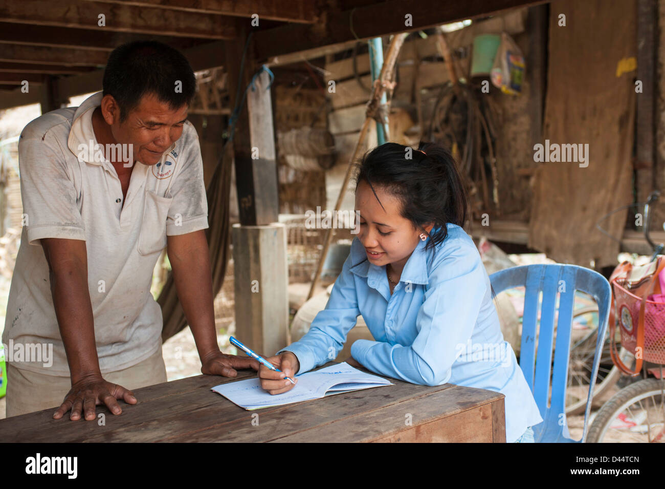 Hoon Prum Kom … villaggio nella provincia di Battambang Khumo Mala - vice leader, giovane ragazza in maglietta blu Foto Stock