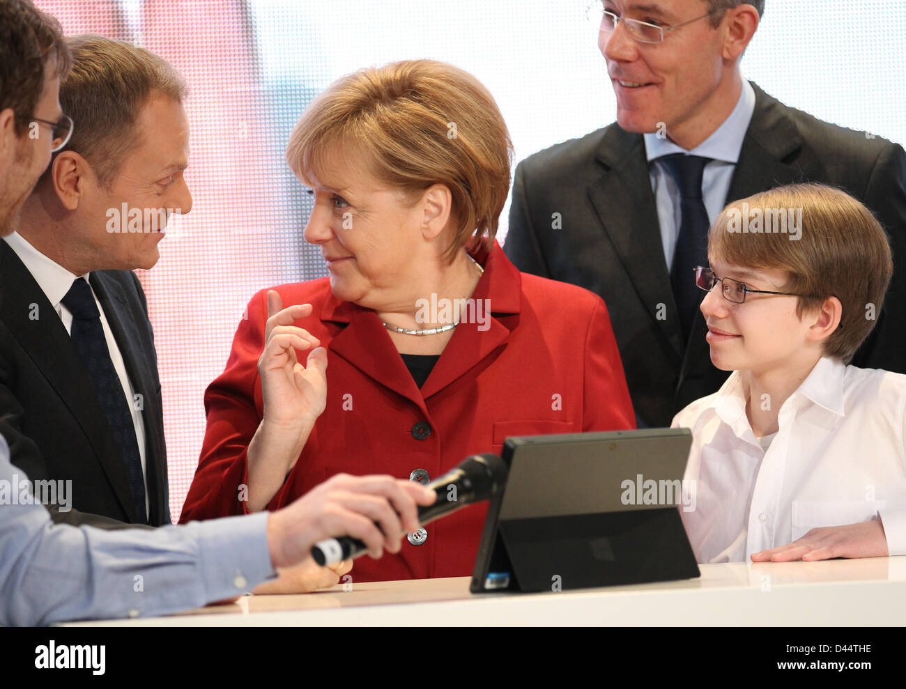 Il cancelliere tedesco Angela Merkel, Primo ministro della Polonia Donald Tusk (L) e Christian P. Illek, Amministratore Delegato di Microsoft Germania stare accanto a App-developer Felix Guttbier in uno stand di Microsoft durante il round di apertura tour presso il più grande del mondo di computer expo CeBIT di Hannover, Germania, 05 marzo 2013. Foto: Friso Gentsch Foto Stock