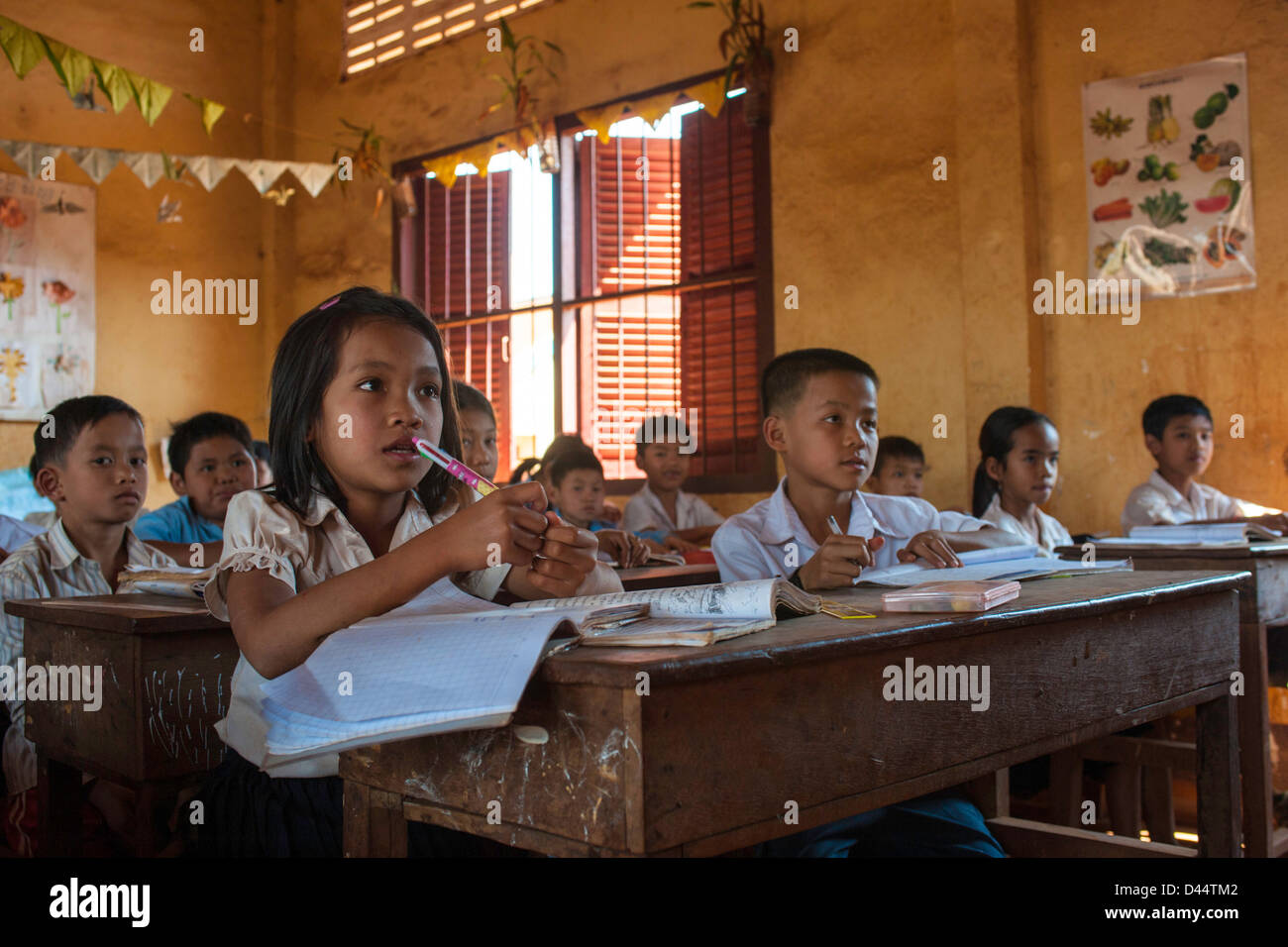 Giovani studenti di Banlung Ratanakir ascoltando il loro insegnante in una classe in Cambogia Foto Stock