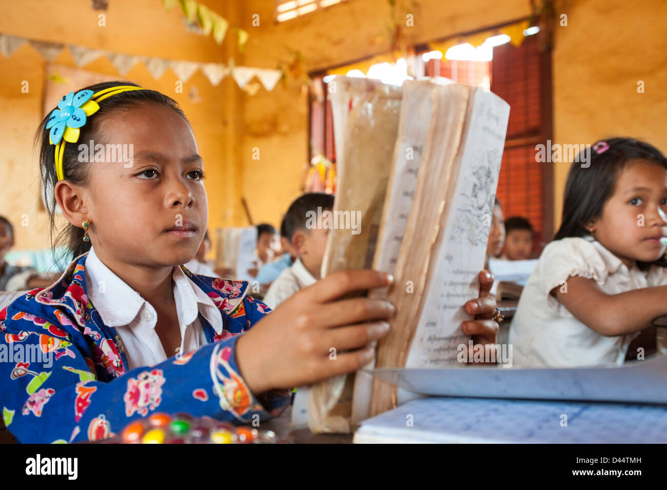 Ragazza giovane nella scuola prestando attenzione all'insegnante di una Cambogia Cambogia scuola Foto Stock