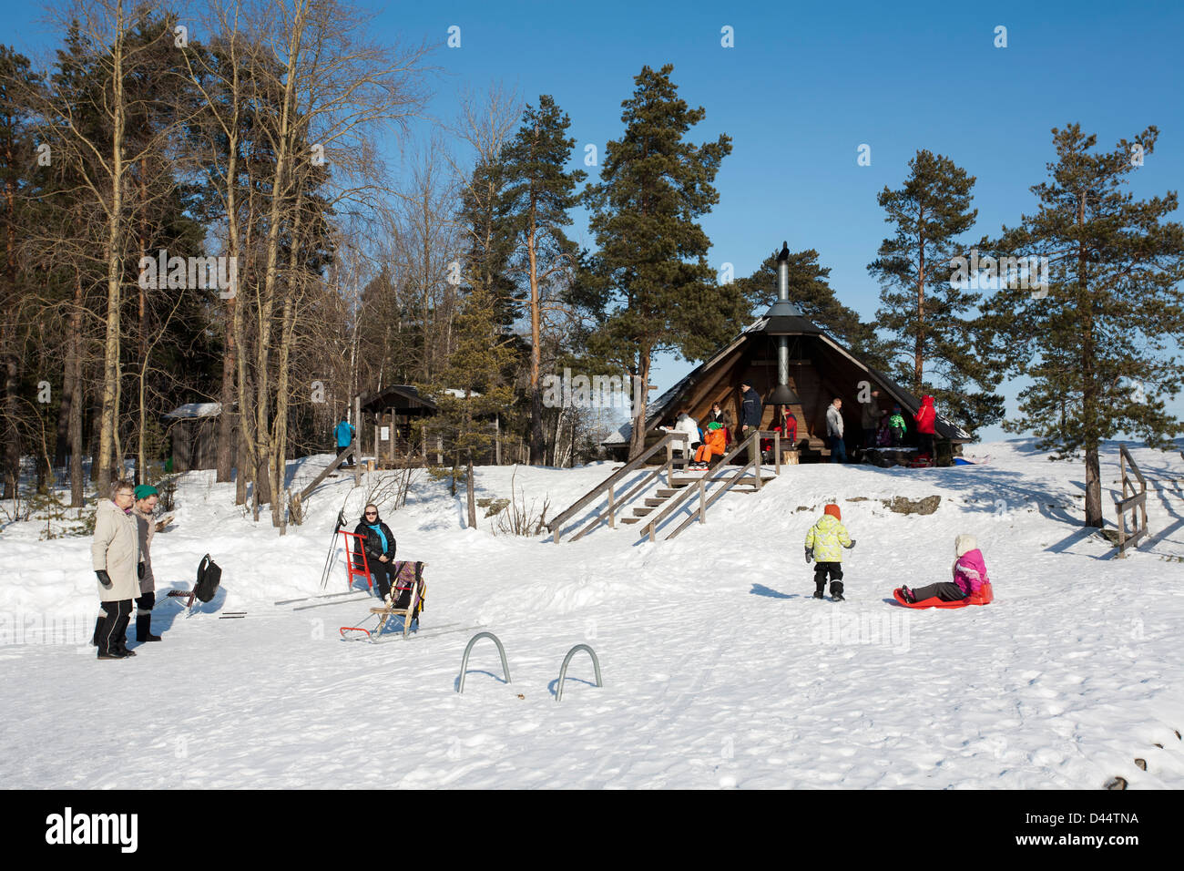 Per coloro che godono di tempo soleggiato sul Karhusaari campeggio, Lappeenranta FINLANDIA Foto Stock