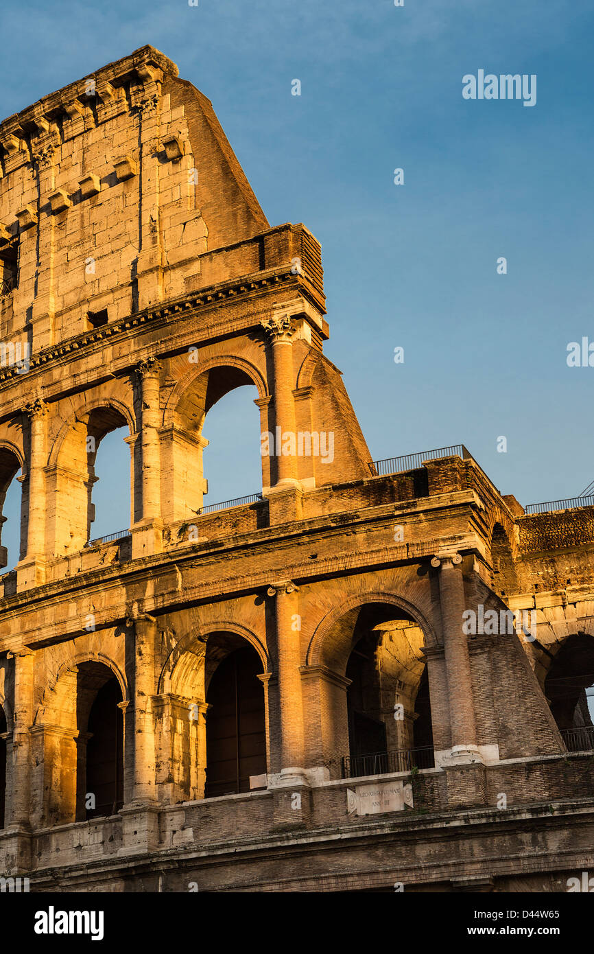 Colosseo, Roma, al crepuscolo Foto Stock