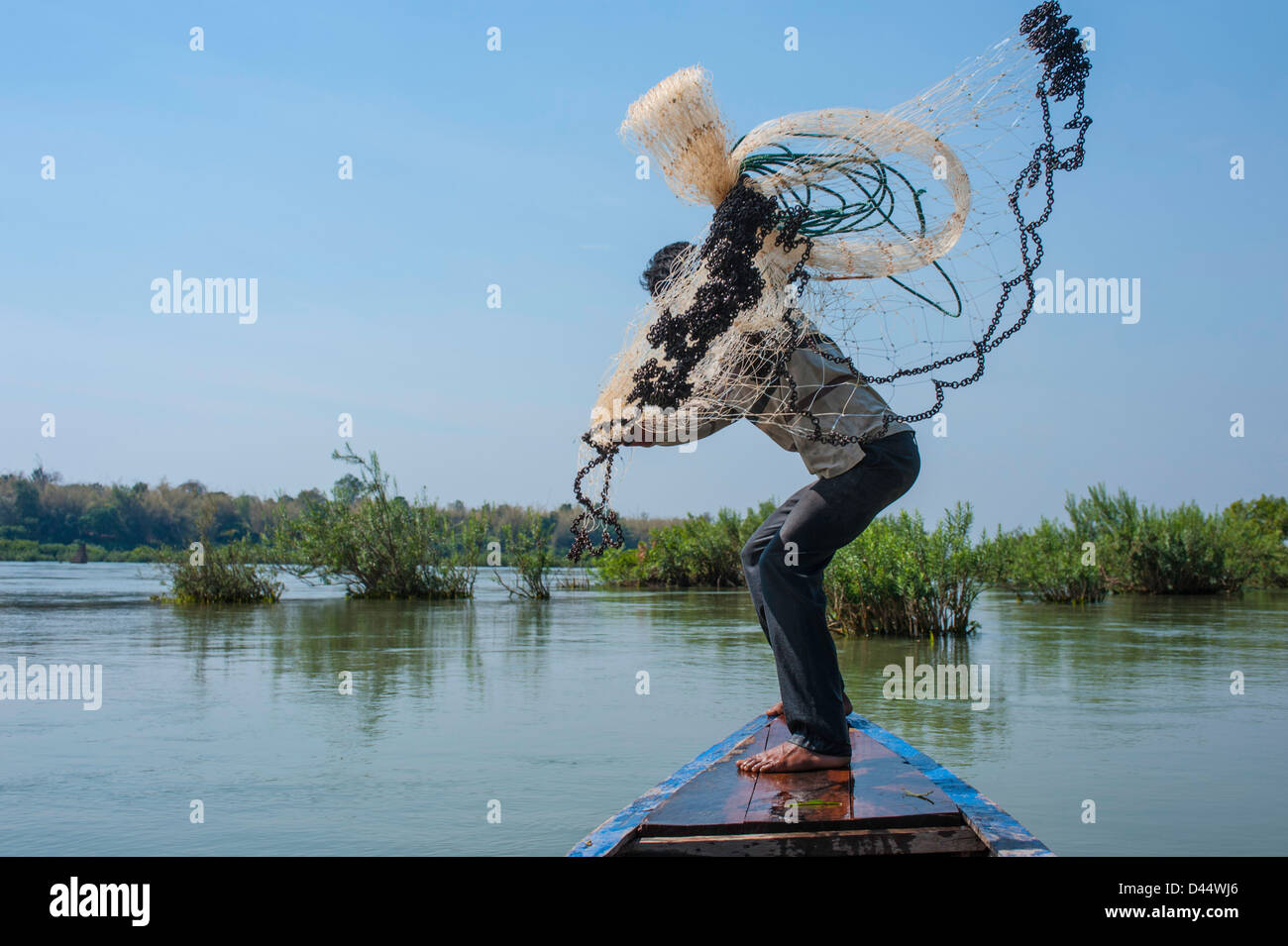 Uomo tribali di pesca con net lungo il fiume Mekong in Cambogia. Foto Stock