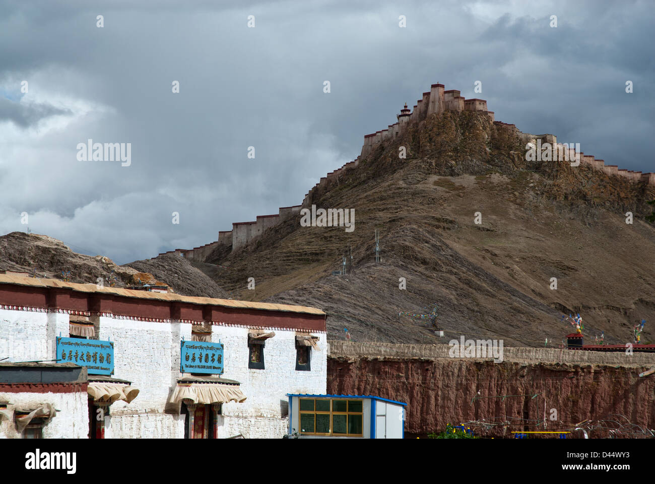 Monastero Pelkor Chöde e parete della città fortezza, Gyantse, Tibet, Foto Stock