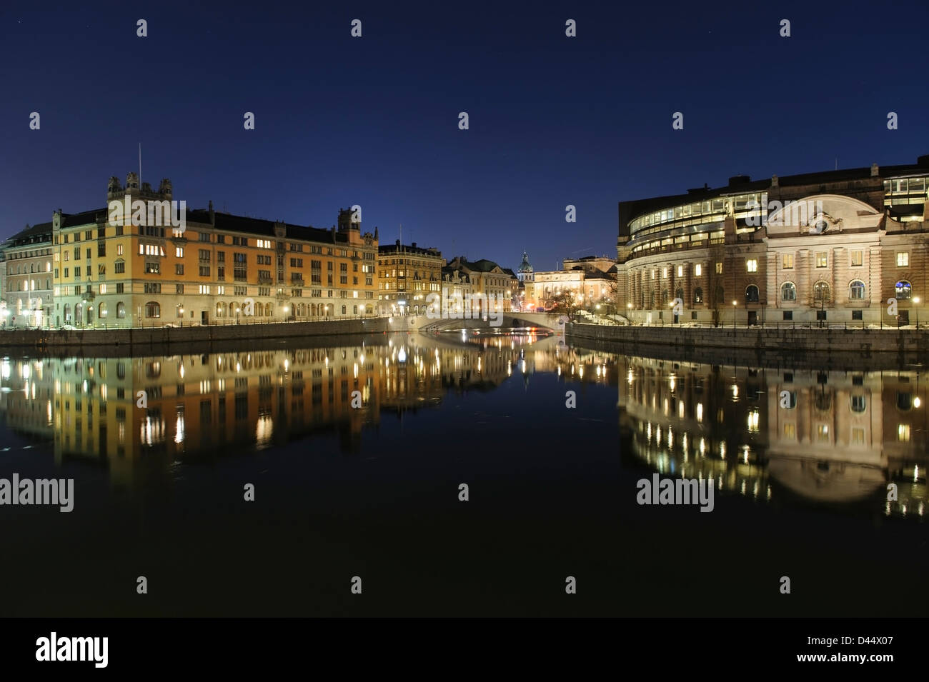 Stoccolma vista notturna con la casa del parlamento, gli edifici governativi, e l'Opera si riflette nel lago Malaren Foto Stock