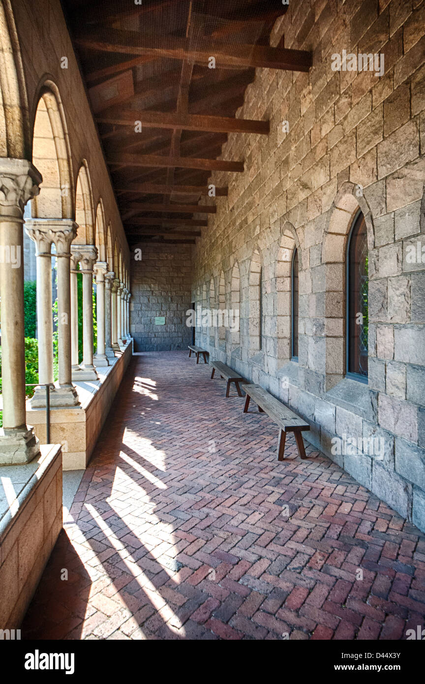 Una terrazza nei chiostri e giardini, Fort Tryon Park, New York City. Foto Stock