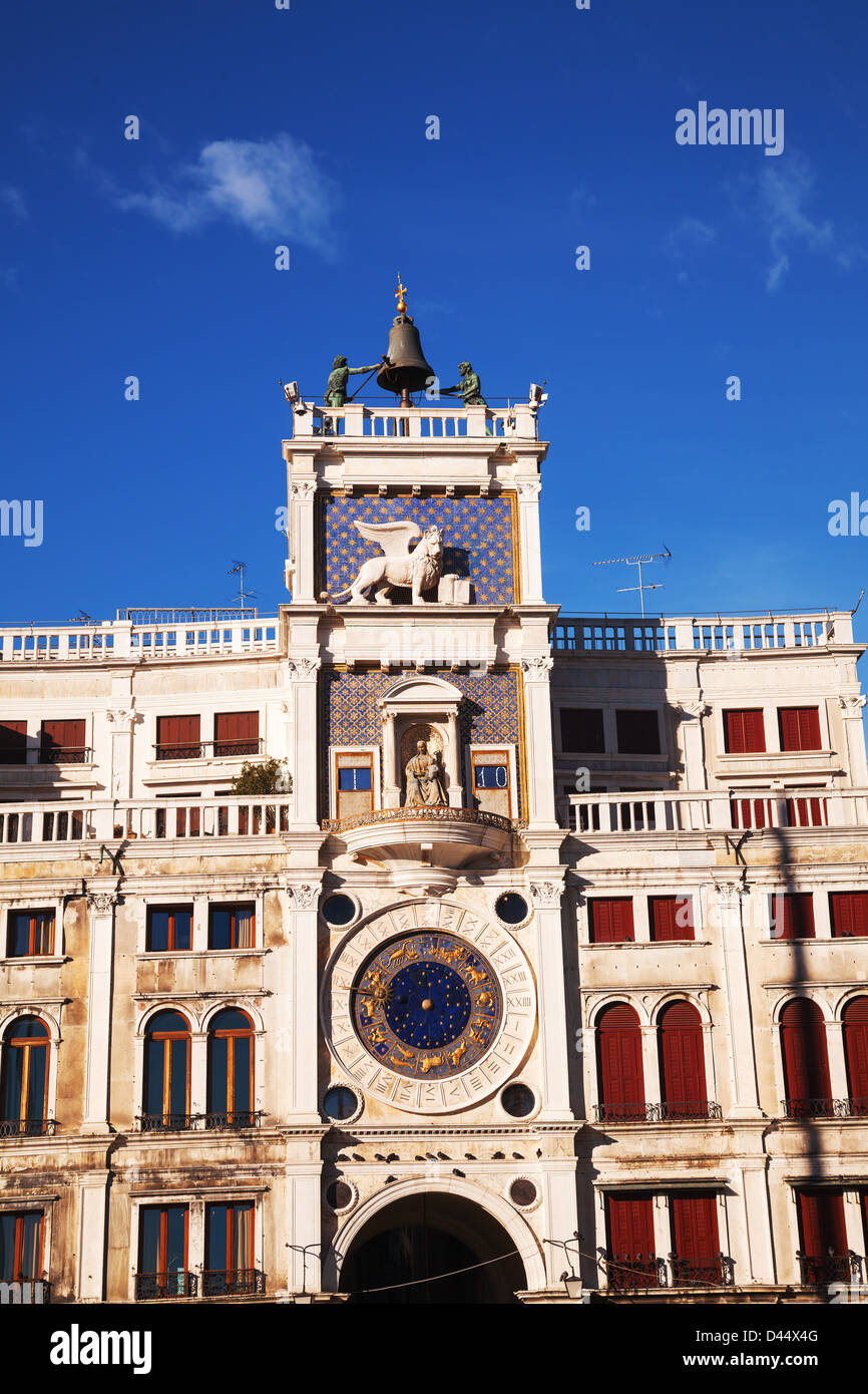 In prossimità della Torre dell'orologio di piazza San Marco a Venezia, Italia Foto Stock