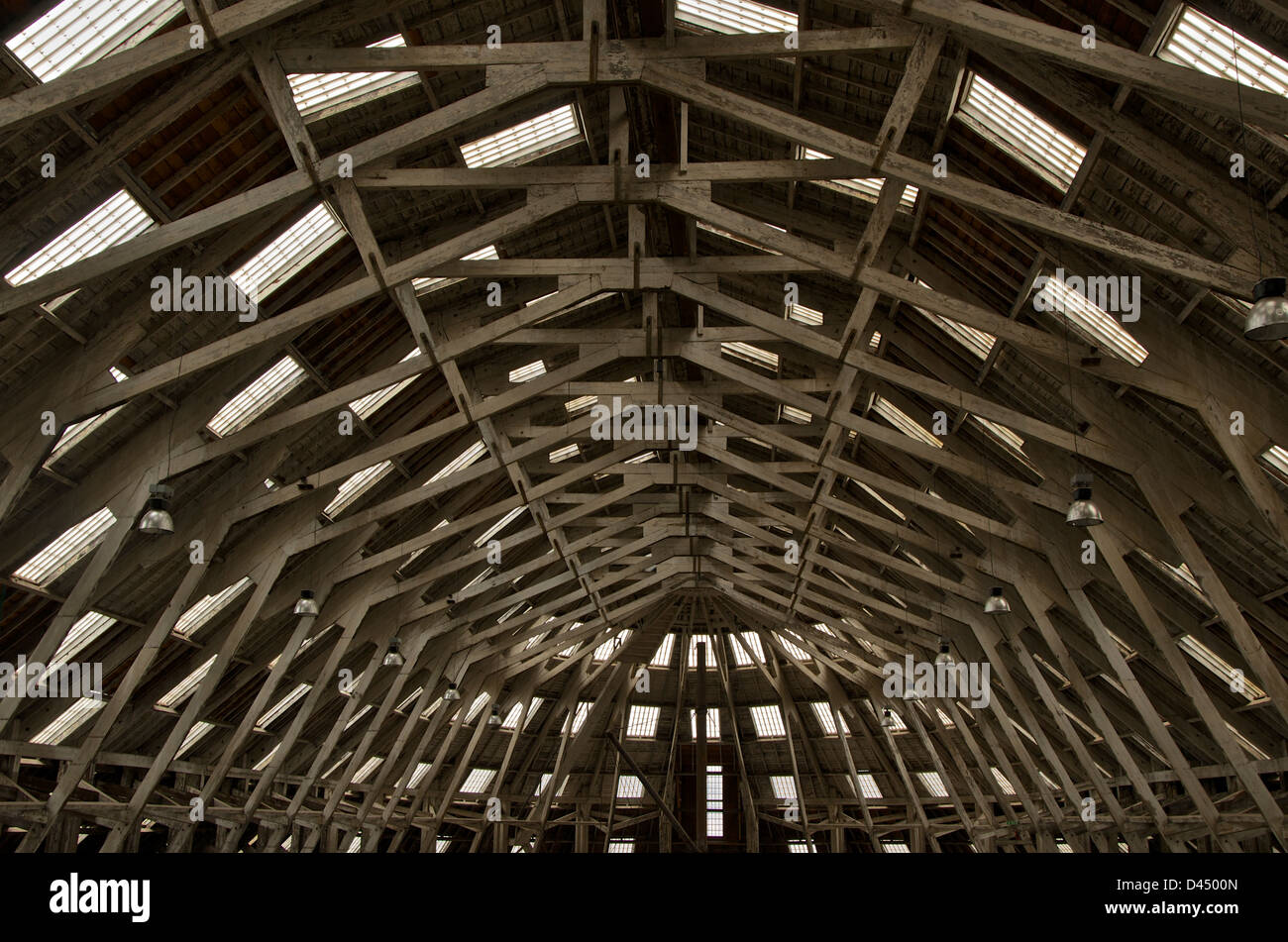 Vista del tetto con travi di legno a No.3 copridivano a Chatham Dockyard. Foto Stock