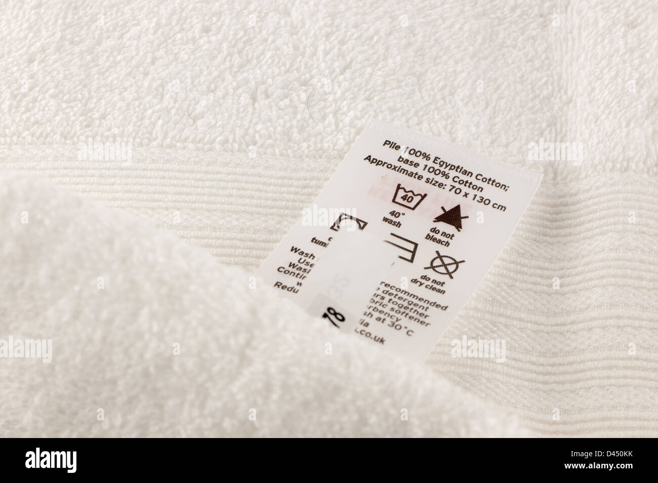 Chiudere fino a un bianco asciugamano da bagno soft touch 100% cotone egiziano con istruzioni di lavaggio etichetta Foto Stock