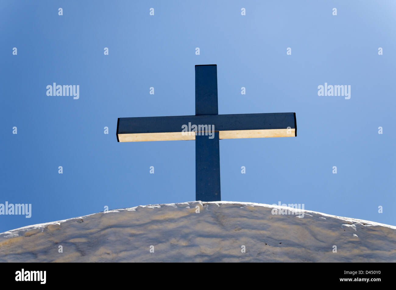 Rodi Grecia. Una croce cristiana sul imbiancato la chiesa di Aghios Panteleimonas sulla cima di Monolithos un crociato medievale castello Foto Stock