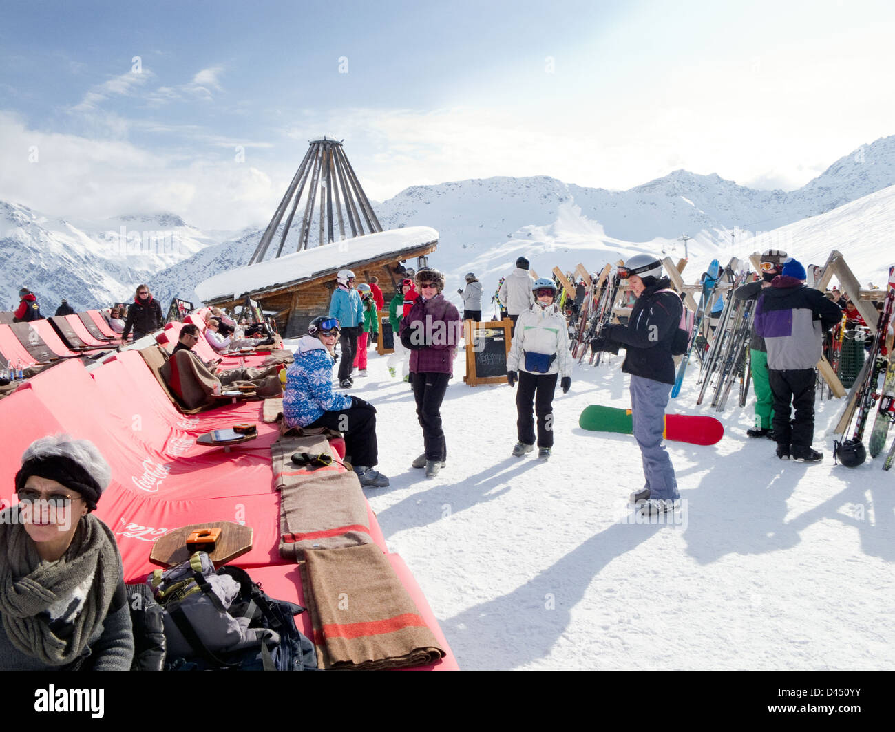 Le persone che si preparano per la pratica dello sci al sole, Arosa, Svizzera, Europa Foto Stock
