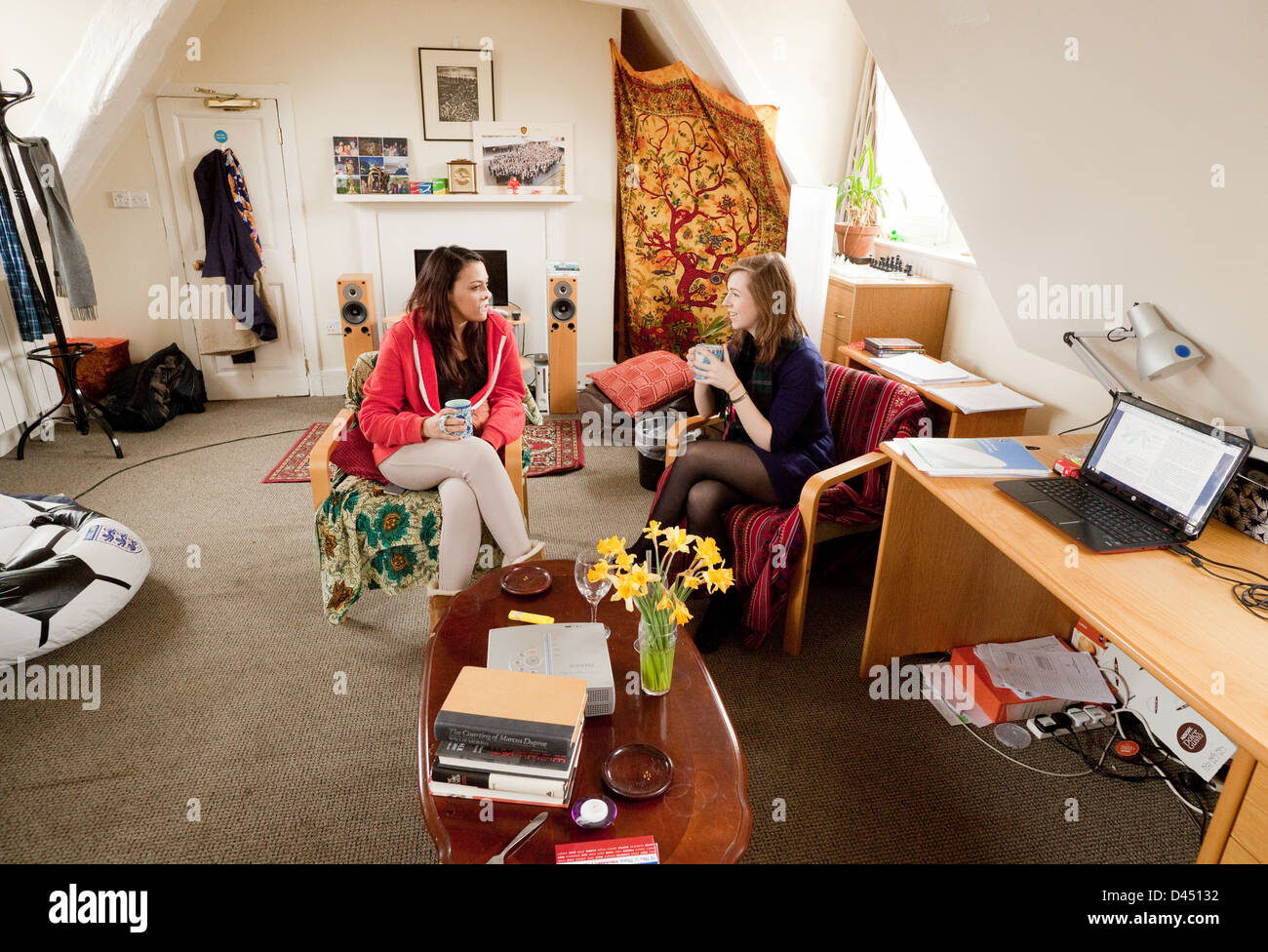 Due università di Cambridge studenti donne avente caffè nella loro camera, Clare College di Cambridge Regno Unito Foto Stock