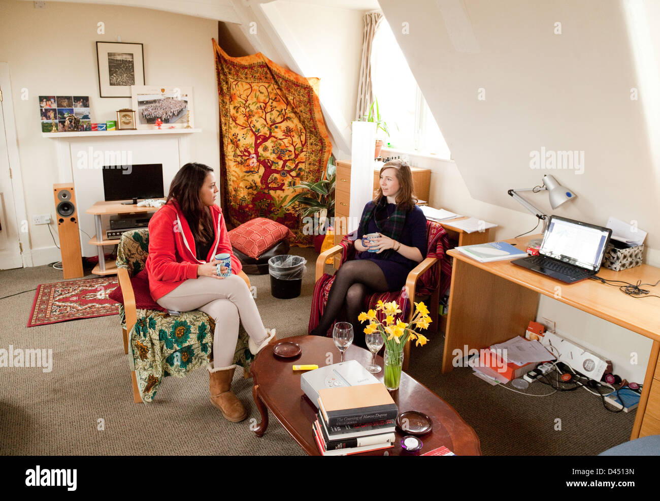 Due università di Cambridge studenti donne avente caffè nella loro camera, Clare College di Cambridge Regno Unito Foto Stock
