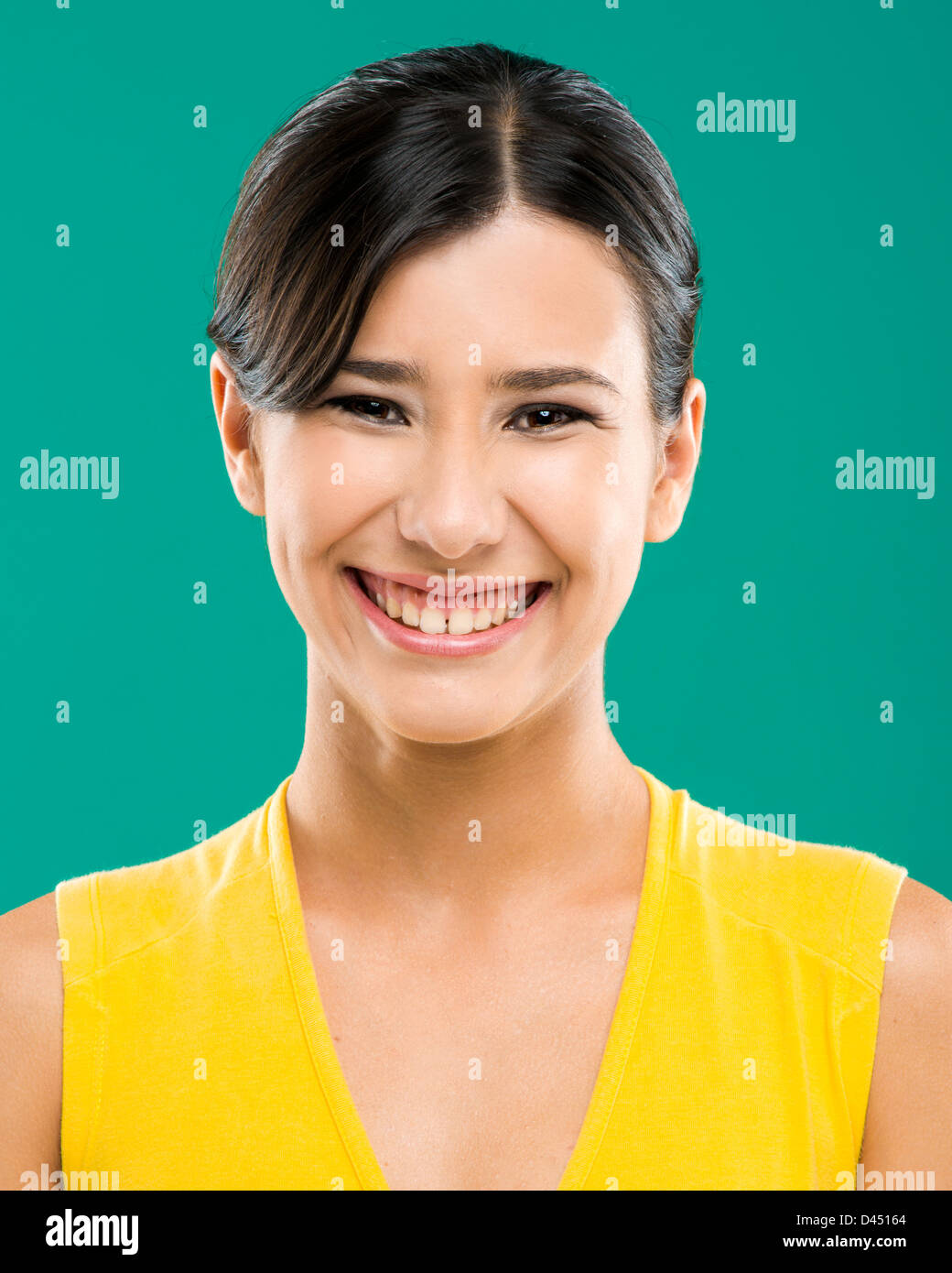 Bella e giovane donna asiatica di ridere, su uno sfondo verde Foto Stock