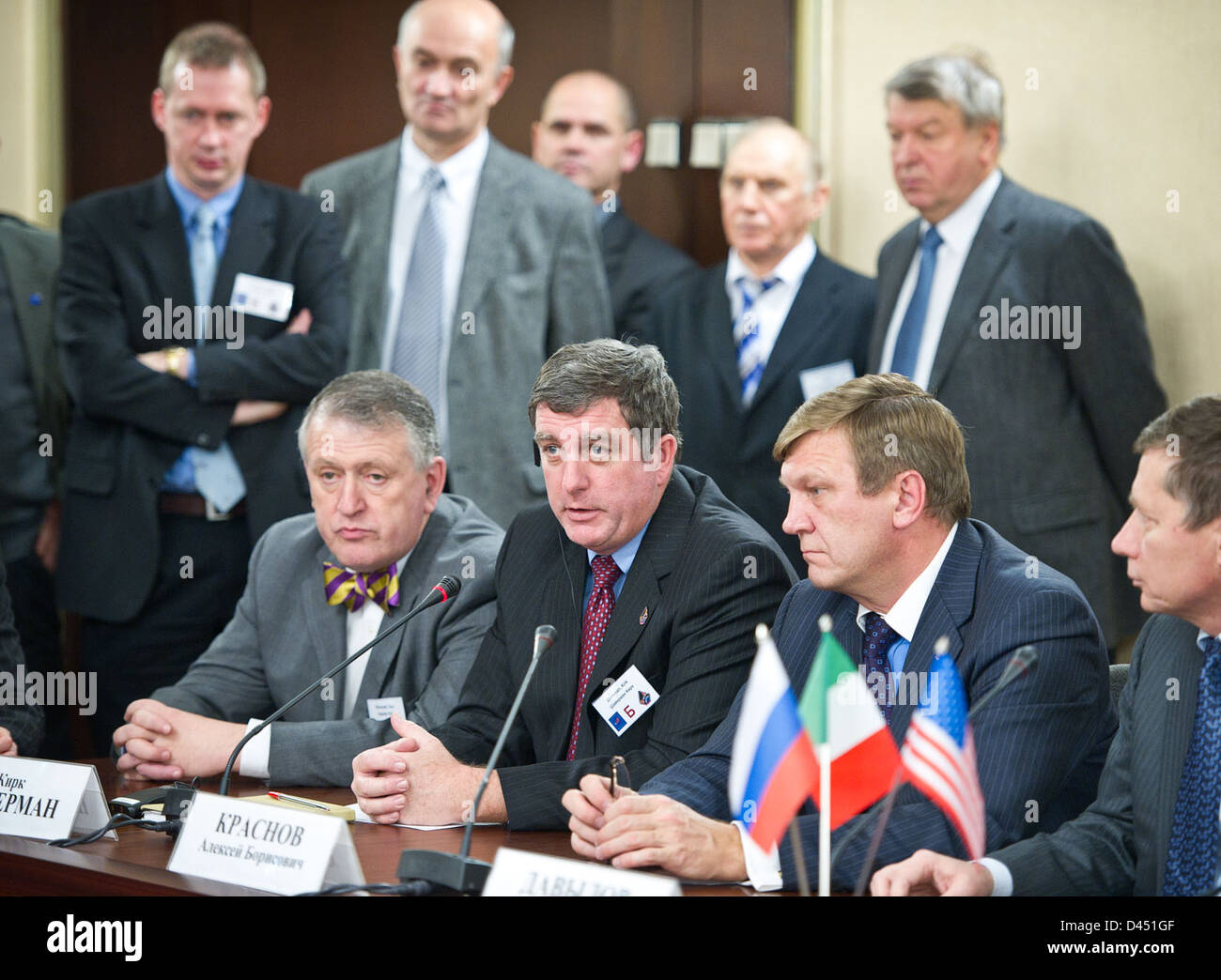 I membri dell'equipaggio di Expedition 26 attraccano con la stazione spaziale Internazionale, segnando un passo significativo nella missione di esplorazione spaziale in corso. L'evento mette in evidenza la cooperazione internazionale tra la NASA e Roscosmos nelle missioni spaziali. Foto Stock