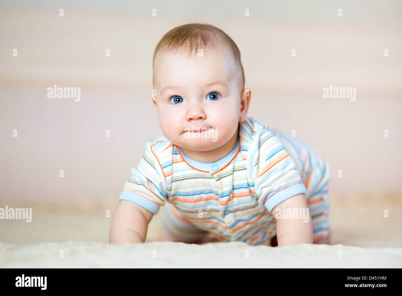 Carino strisciando baby boy in ambienti interni Foto Stock