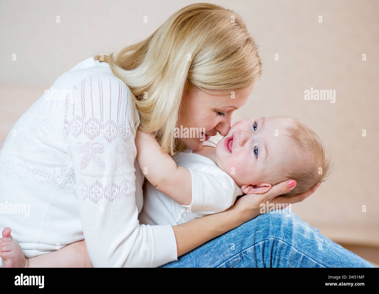 Riproduzione di madre con bambino isolato su bianco Foto Stock