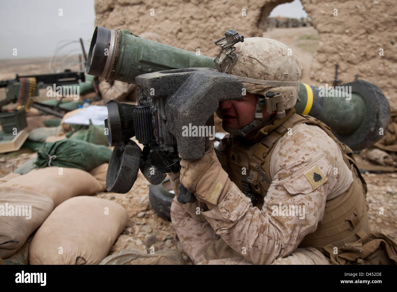 Marines americani target di un nemico posizione con una MGF-148 giavellotto spalla cotta anti-missile serbatoio durante il funzionamento Bullseye Febbraio 27, 2013 in Kajaki, provincia di Helmand, Afghanistan. Bullseye è un operazione afgana per cancellare pagare cantato villaggio dei talebani ribelli. Foto Stock
