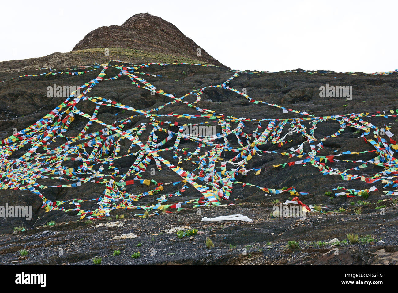 Bandiere di preghiera sulla collina sopra Simu o Sim La pass, (4333 m) Southern Friendship Highway, Tibet, Foto Stock