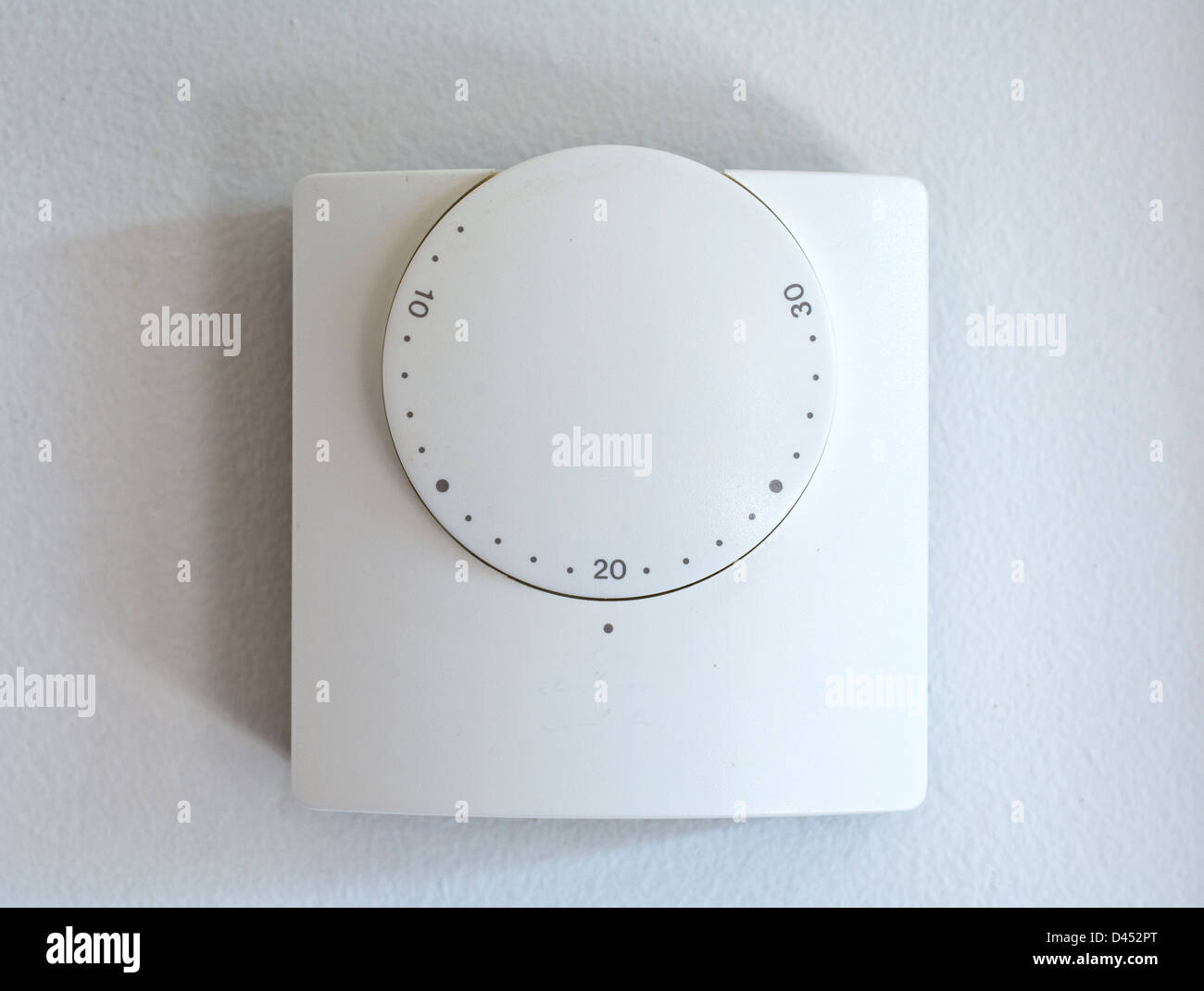 Un riscaldamento a parete di termostato regolato a 20 gradi centigradi Foto Stock