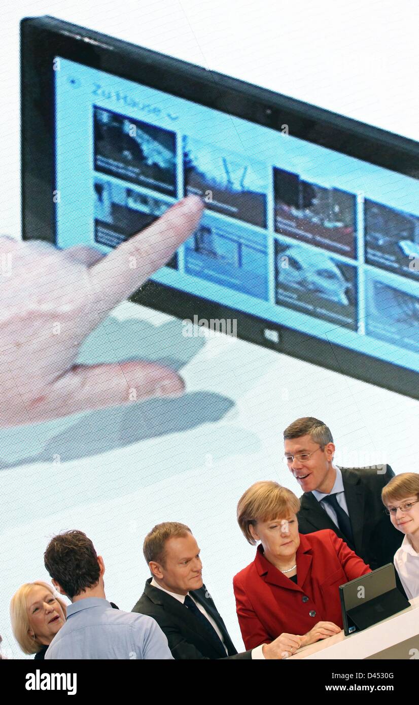 Il tedesco dell'istruzione e della ricerca Il Ministro Johanna Wanka (L-R), il Primo ministro polacco Donald Tusk, il Cancelliere tedesco Angela Merkel, Christian P. Illek, presidente del consiglio di amministrazione di Microsoft Germania, e app-developer Felix Guttbier stand presso lo stand di Microsoft durante il round di apertura tour del più grande del mondo di computer expo CeBIT di Hannover, Germania, 05 marzo 2013. Foto: FRISO GENTSCH Foto Stock
