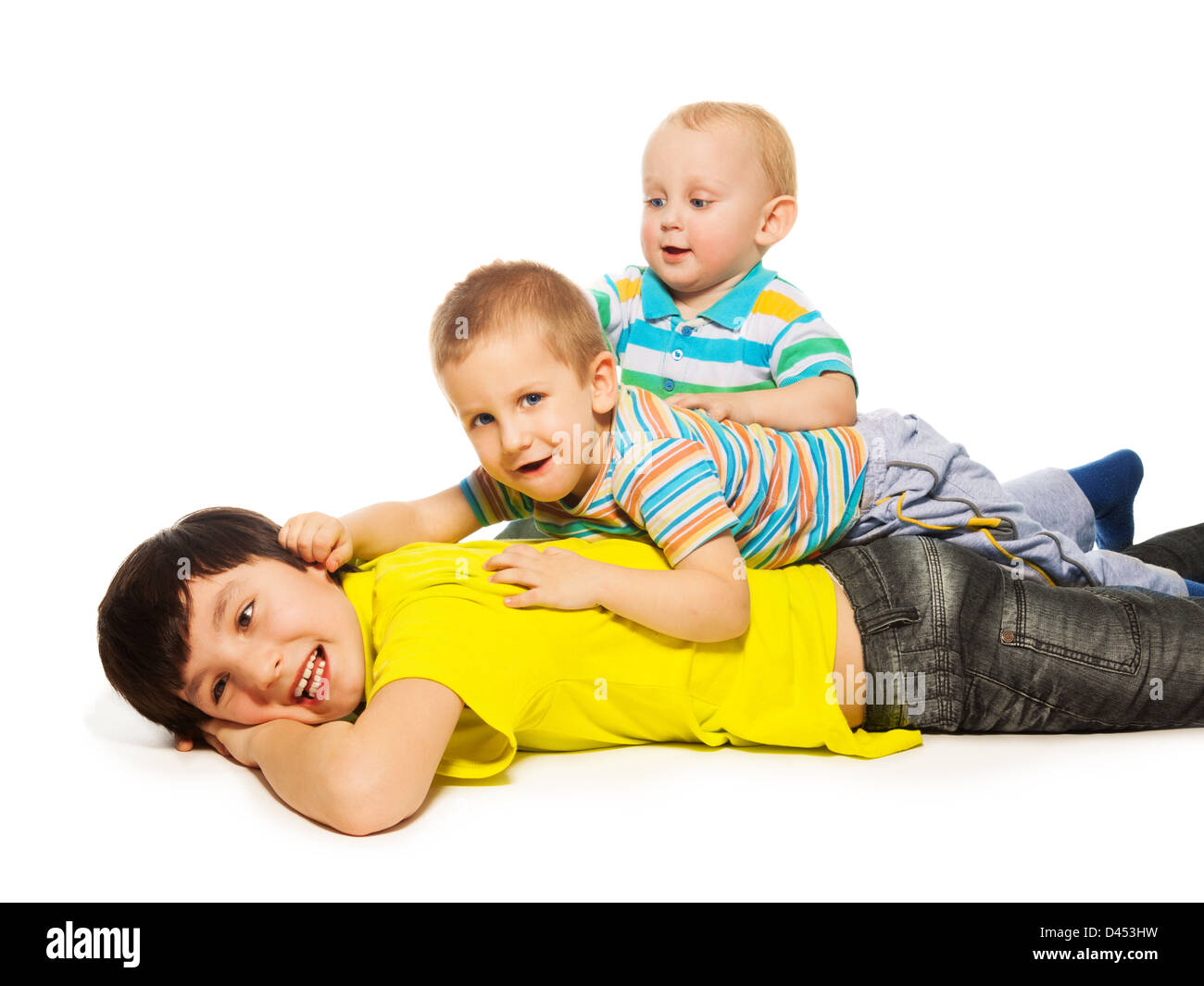 Tre fratelli si posa su ogni altro e divertirsi Foto Stock