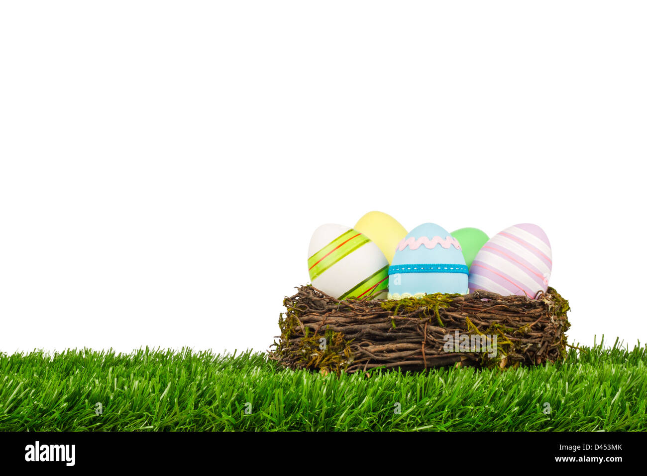 Nido di pasqua con uova sul gras Foto Stock