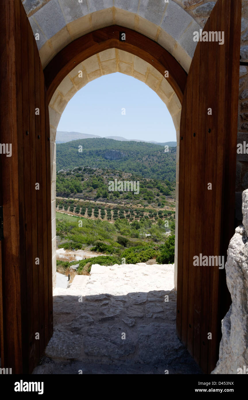 Rodi. La Grecia. Vista di oliveti attraverso il portale ad arco di Kritinia Castello Castello sulla costa ovest dell'isola di Rodi Foto Stock