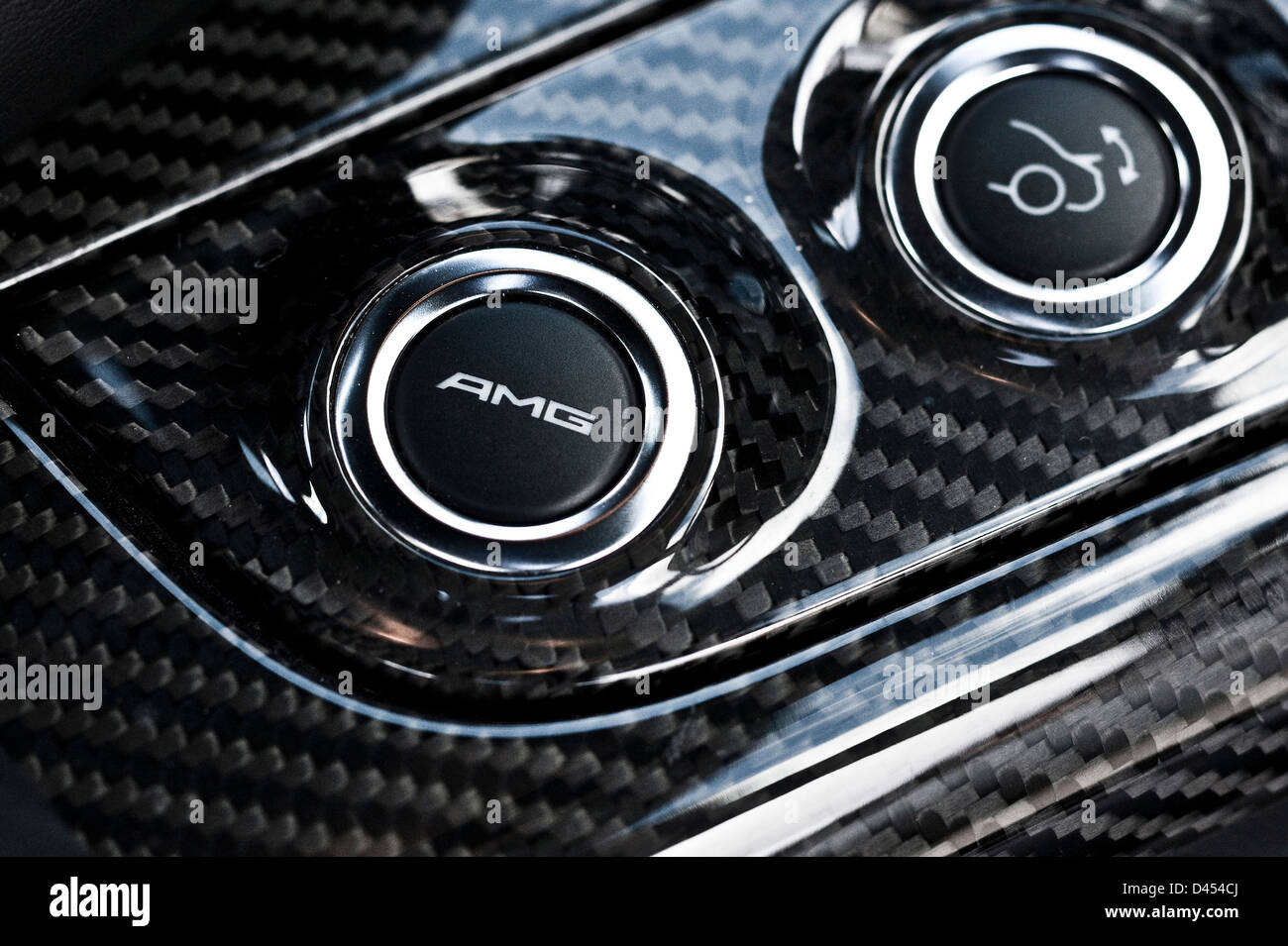 I pulsanti di controllo ravvicinato, Mercedes Benz SLS AMG roadster auto, Winchester, Regno Unito, 03 09 2010 Foto Stock