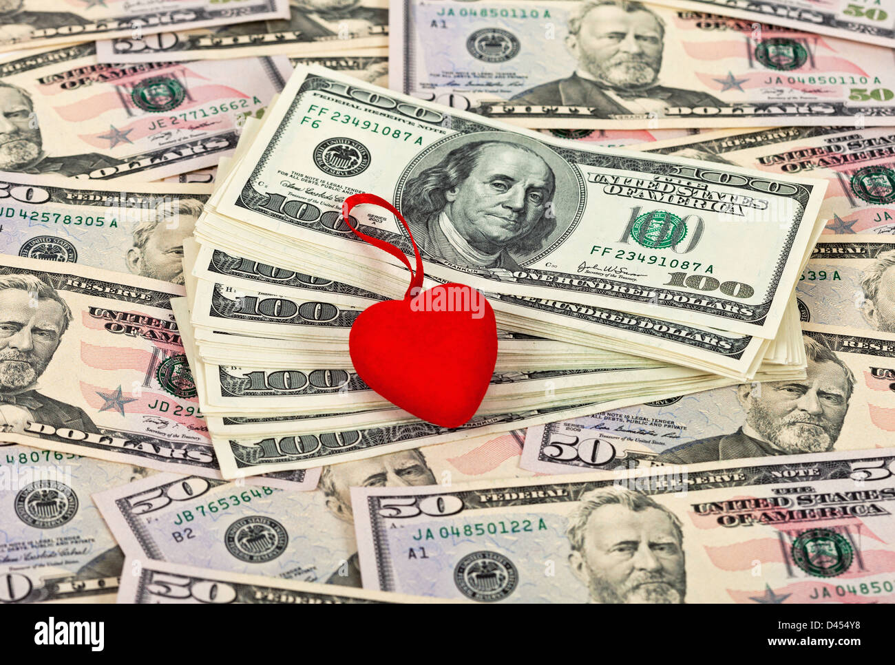 Rosso cuore stilizzato sullo sfondo di denaro Foto Stock