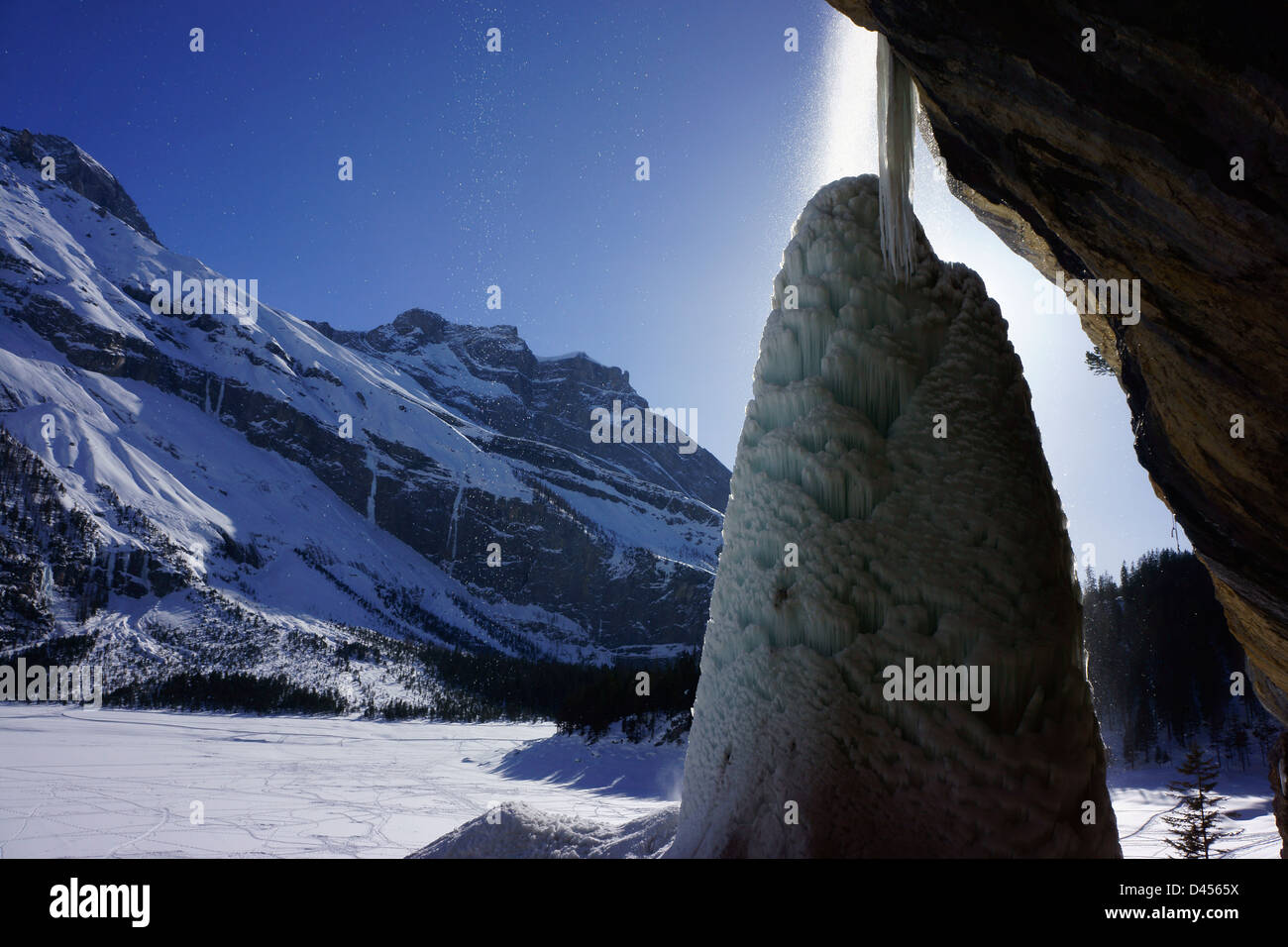 Icecone presso il lago di Oeschinen, alpi Bernesi, Svizzera Foto Stock