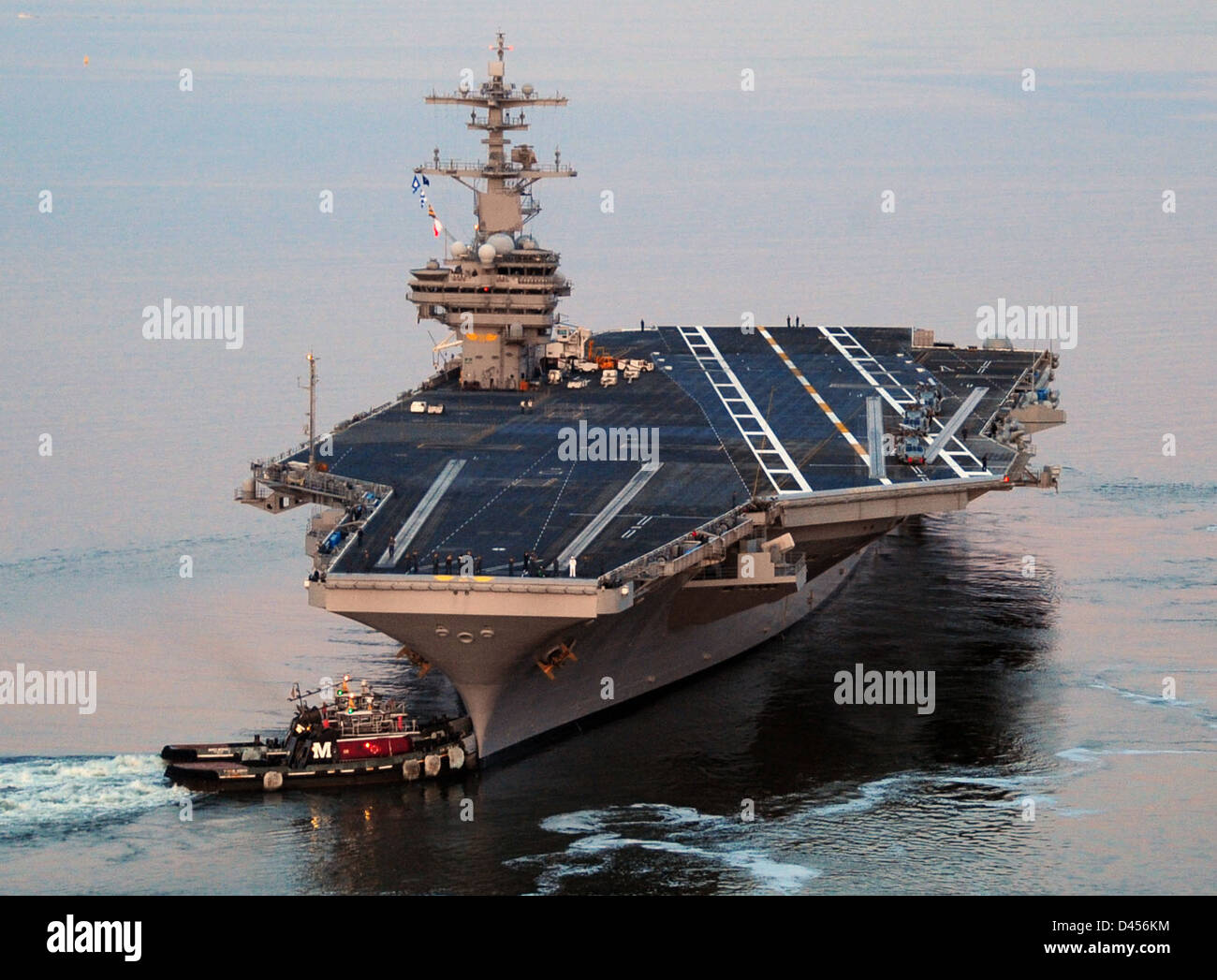 La USS George H.W. Bush lascia la base navale di Norfolk per il suo primo dispiegamento. La portaerei classe Nimitz inizia il suo viaggio operativo come parte del gruppo Carrier Strike, segnando una tappa importante nel suo servizio. Foto Stock