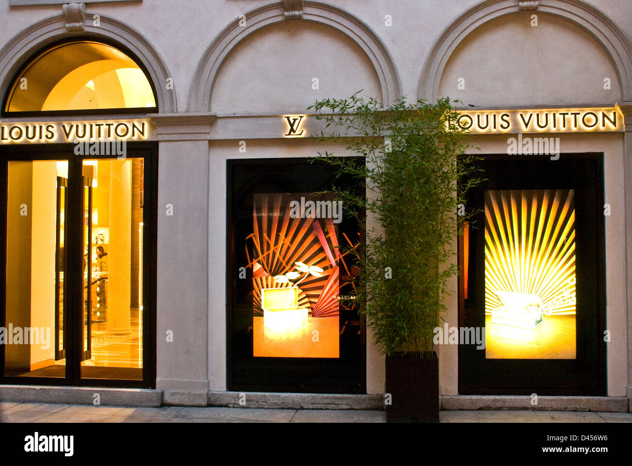 Louis Vuitton designer di lusso di marca display illuminato windows storefront milano lombardia italia Europa Foto Stock