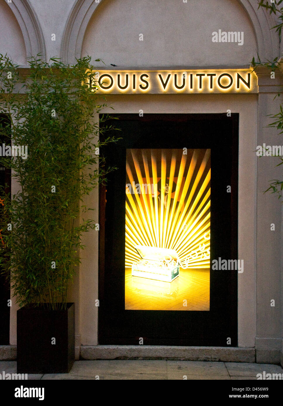 Louis Vuitton designer Luxury brand name display illuminato storefront milano lombardia italia Europa Foto Stock