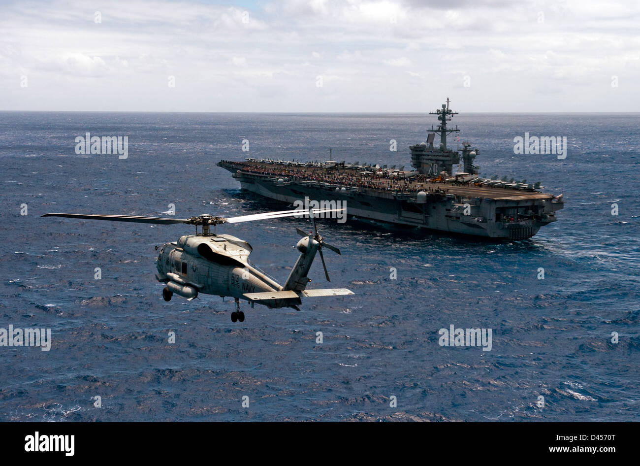 La USS Carl Vinson (CVN 70) conduce una crociera con la tigre, consentendo a familiari e amici di marinai di unirsi all'equipaggio a bordo della portaerei classe Nimitz durante la sua missione operativa. Foto Stock