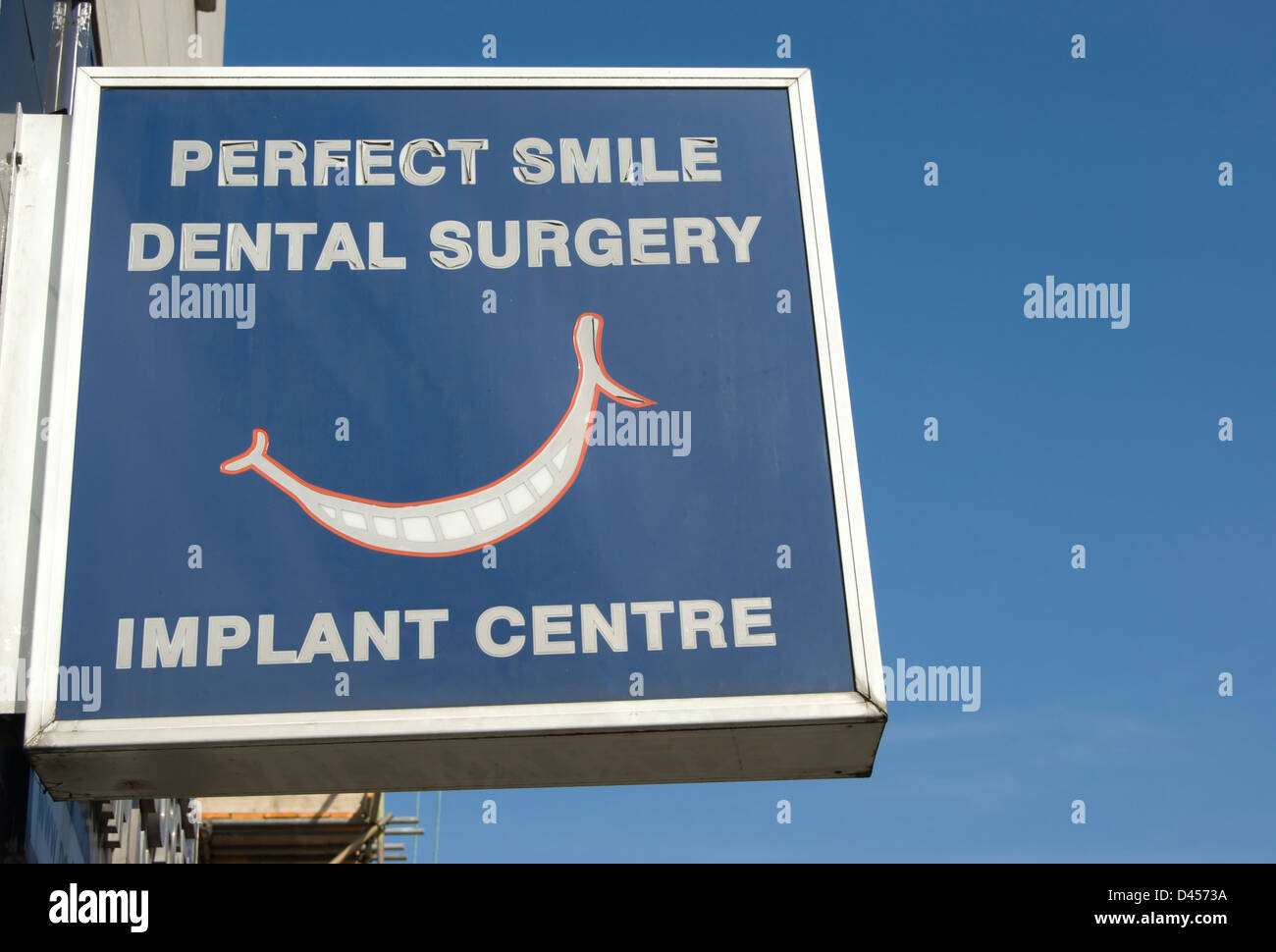 Cartello pubblicitario da appendere per Perfect Smile chirurgia dentale, in grado di offrire impianti dentali, a Putney, a sud-ovest di Londra - Inghilterra Foto Stock