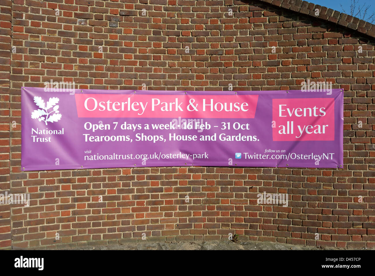 Segno di banner al di fuori dell'entrata di osterley house e parco, osterley, middlesex, Inghilterra Foto Stock