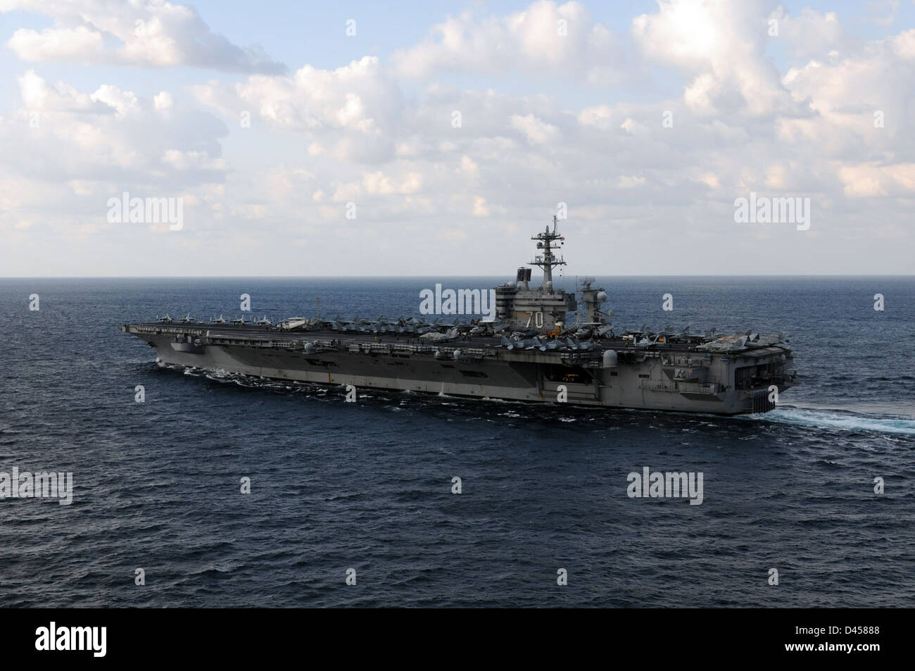 La USS Carl Vinson, una portaerei classe Nimitz, è in corso nel Mar Arabico per operazioni di routine. Il vettore sta conducendo esercitazioni militari e sostiene le operazioni di sicurezza regionali nell’ambito del suo dispiegamento. Foto Stock