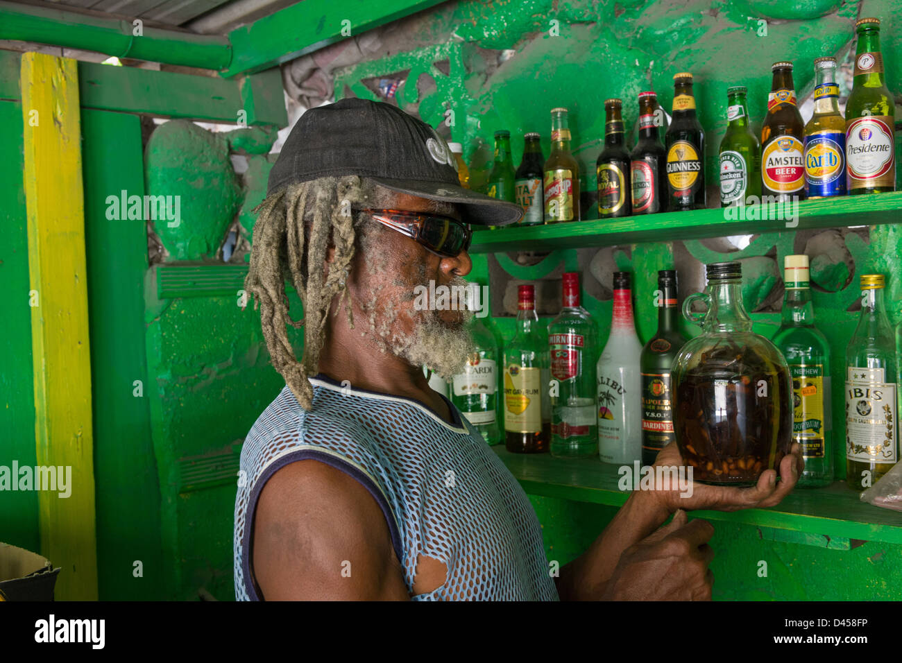 Murphy, proprietario di Rootsman's Bar con la sua bussola di rum, Carr's Bay, Montserrat Foto Stock
