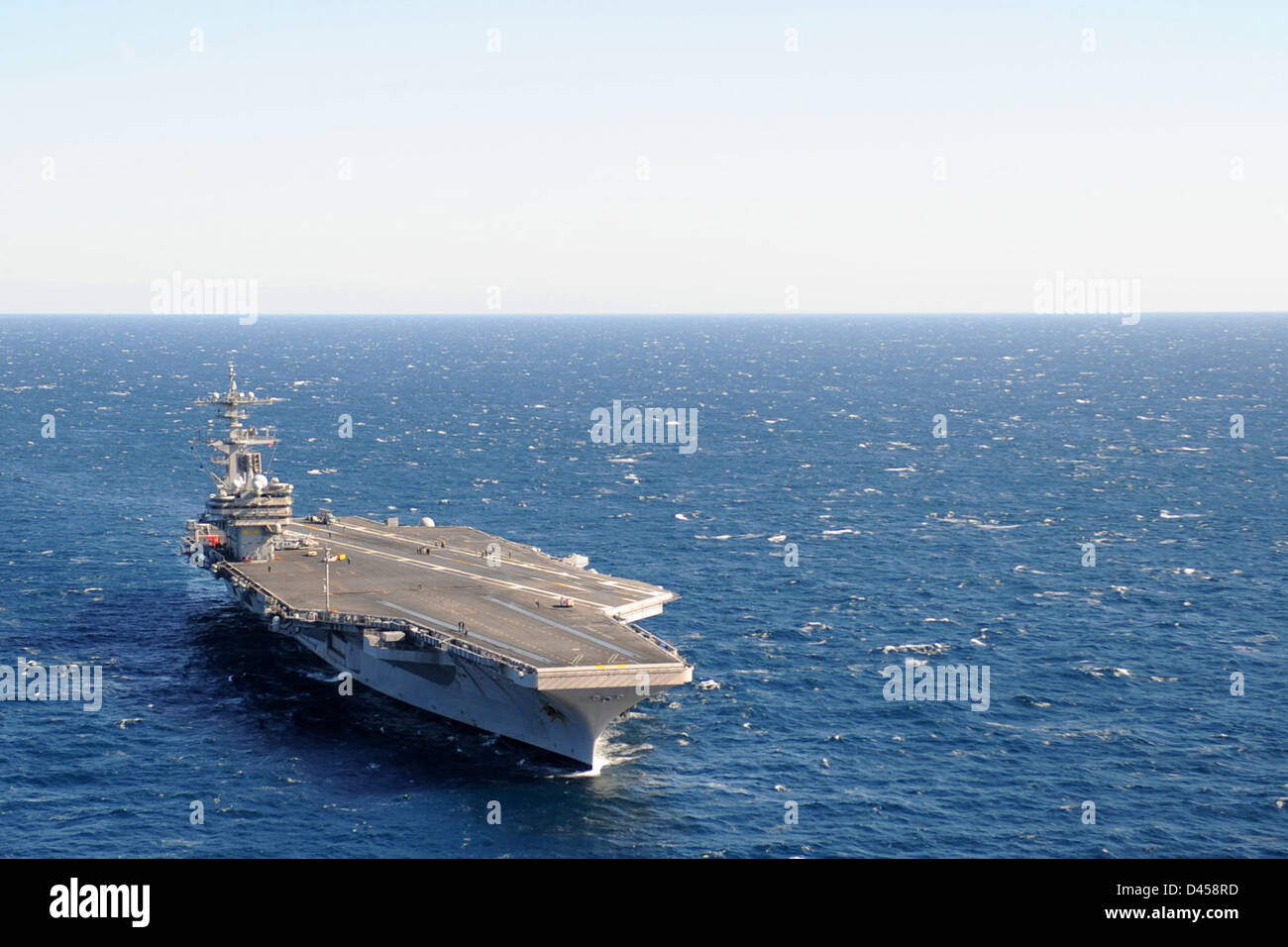 La USS George H.W. Bush (CVN 77), una portaerei classe Nimitz, è in corso nell'Oceano Atlantico come parte dei suoi compiti operativi nel sostenere le missioni militari statunitensi in tutto il mondo. Foto Stock
