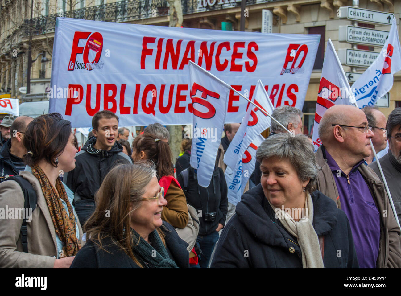 Parigi, Francia. Il francese i sindacati protestano contro il governo del diritto del lavoro cambia, ANI, folla in marcia con il banner Foto Stock