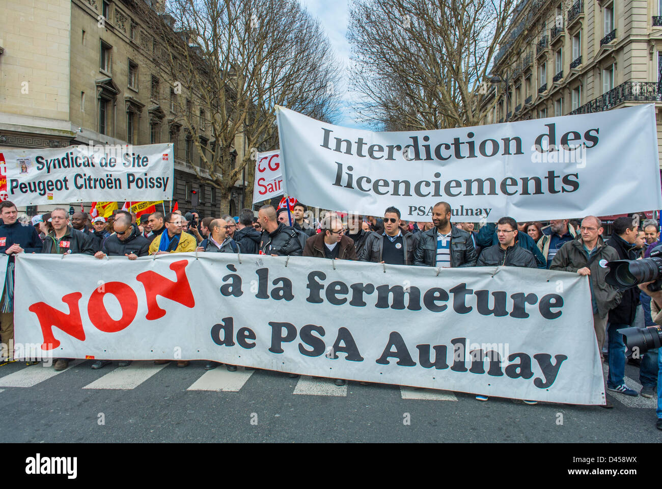 Parigi, Francia. Il francese i sindacati protestano contro il governo del diritto del lavoro cambia, ANI. Banner legge 'No alla chiusura della stabilimento Peugeot in Aulnay' Foto Stock